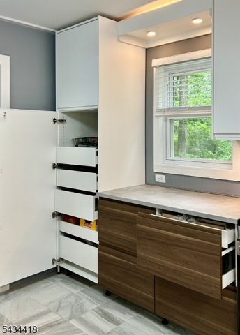 17 Highland Rd, Bloomingdale Boro, NJ 07403