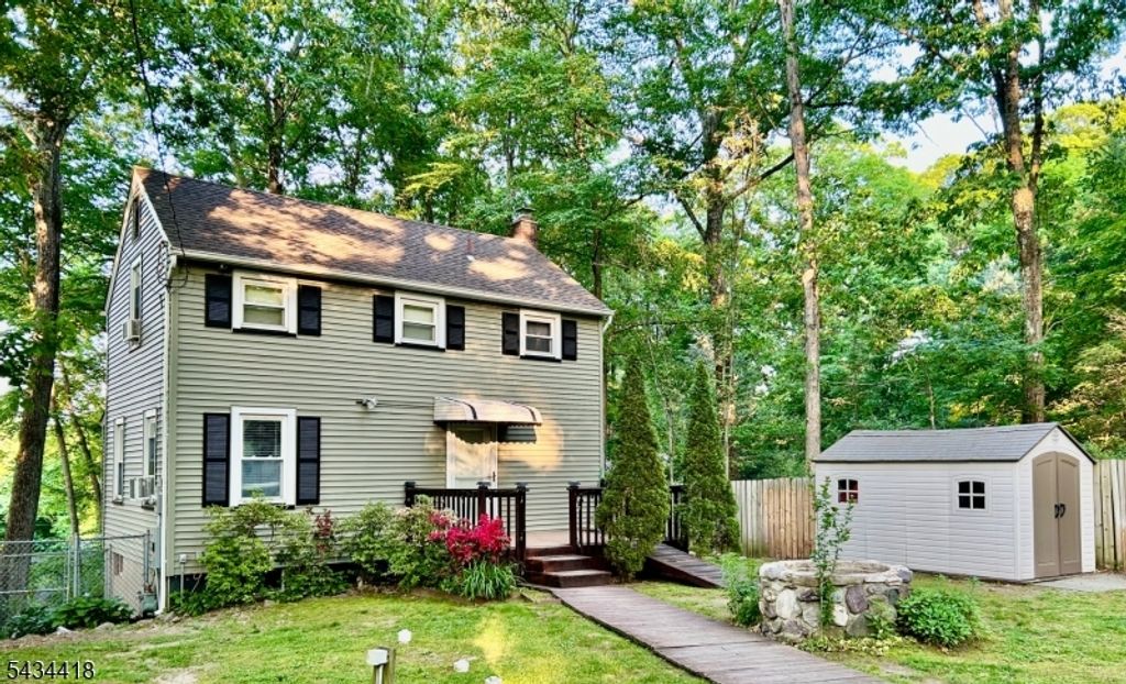 17 Highland Rd, Bloomingdale Boro, NJ 07403