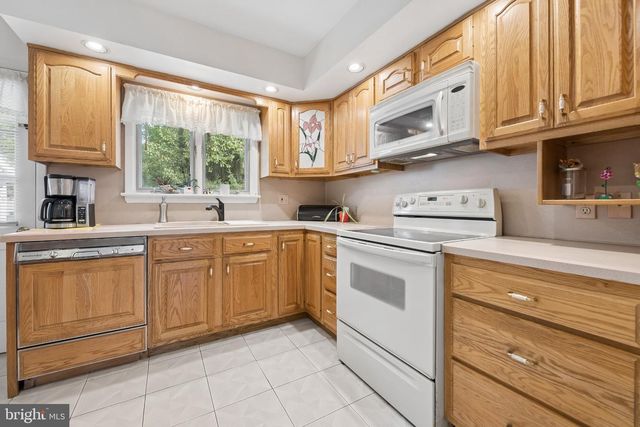 10 PASADENA DR, Hamilton, NJ 08619