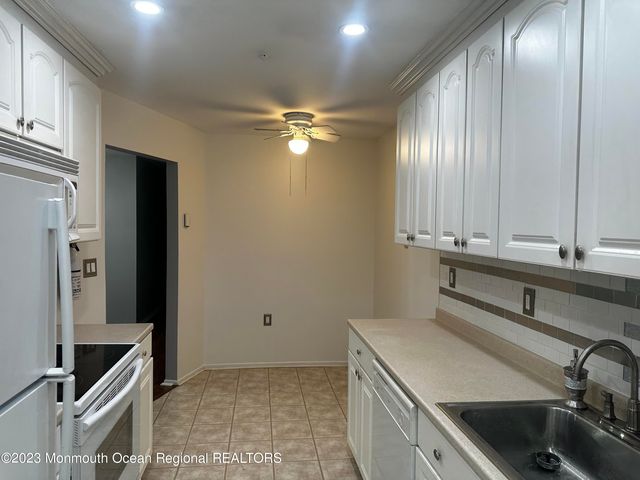 5 Pine Cluster Circle J, Manalapan, NJ 07726