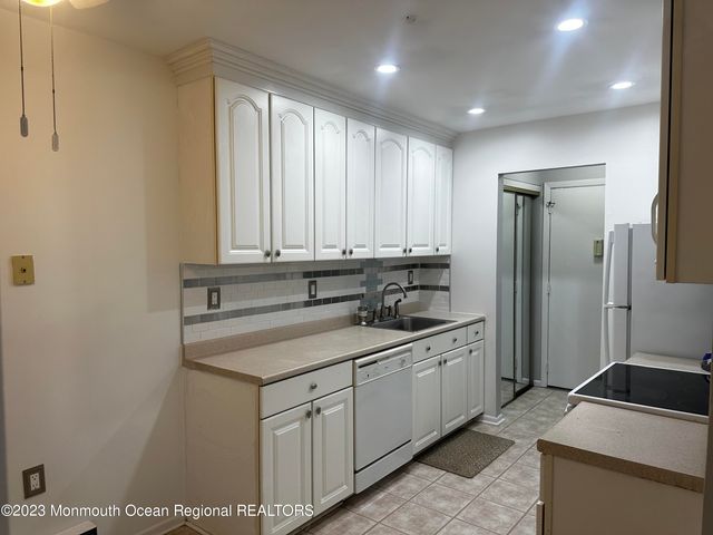 5 Pine Cluster Circle J, Manalapan, NJ 07726