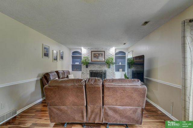 3718 Burr Oak Drive, Bellevue, NE 68123