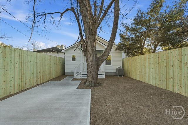 906 W Victory Drive, Savannah, GA 31405