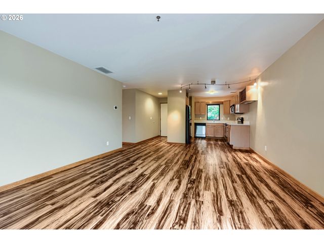 910 Nw NAITO Pkwy i-4, Portland, OR 97209