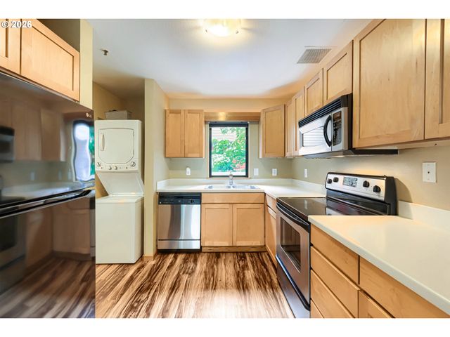 910 Nw NAITO Pkwy i-4, Portland, OR 97209