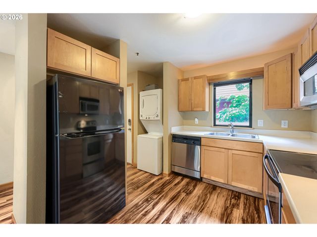910 Nw NAITO Pkwy i-4, Portland, OR 97209