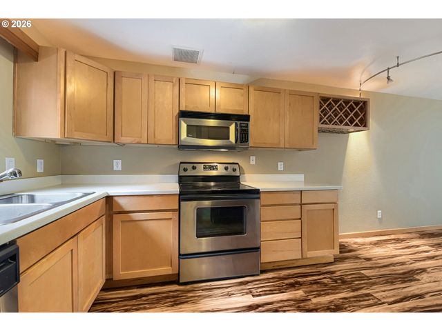 910 Nw NAITO Pkwy i-4, Portland, OR 97209