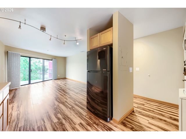 910 Nw NAITO Pkwy i-4, Portland, OR 97209
