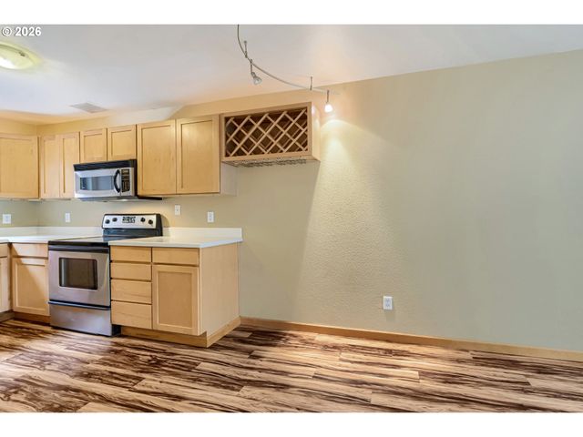 910 Nw NAITO Pkwy i-4, Portland, OR 97209