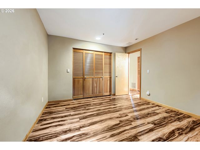 910 Nw NAITO Pkwy i-4, Portland, OR 97209