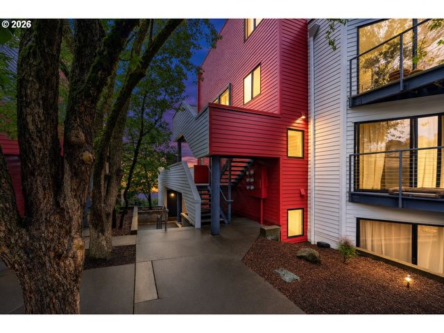 910 Nw NAITO Pkwy i-4, Portland, OR 97209