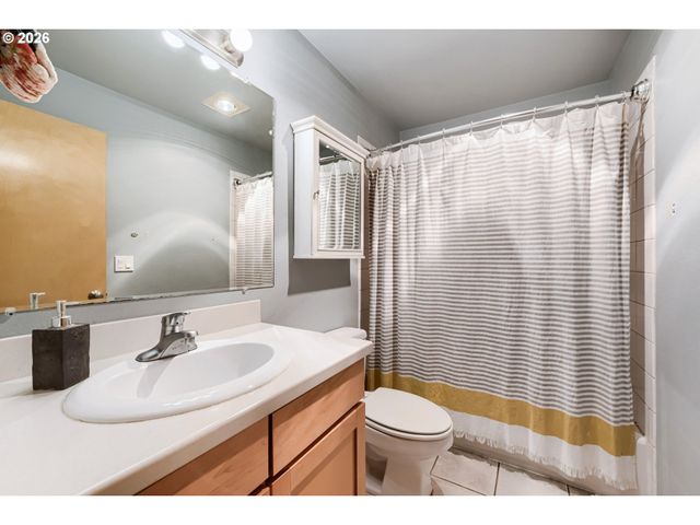 910 Nw NAITO Pkwy i-4, Portland, OR 97209