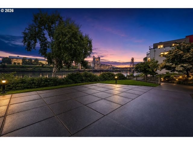 910 Nw NAITO Pkwy i-4, Portland, OR 97209