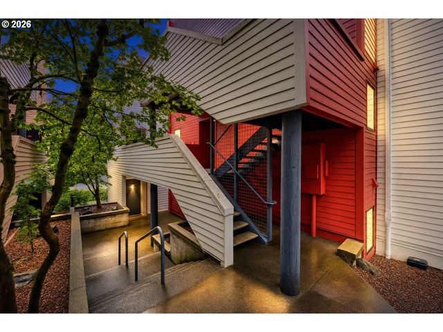 910 Nw NAITO Pkwy i-4, Portland, OR 97209