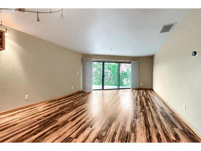 910 Nw NAITO Pkwy i-4, Portland, OR 97209