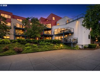 910 Nw NAITO Pkwy i-4, Portland, OR 97209