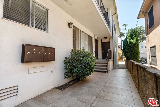 439 S Oakhurst Drive, Beverly Hills, CA 90212