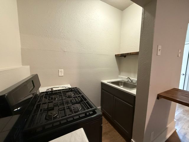 431 E 8th Street C, Dallas, TX 75203