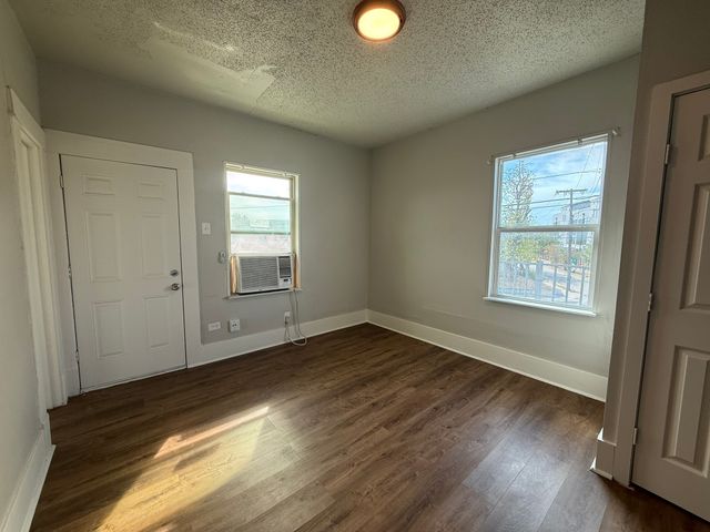 431 E 8th Street C, Dallas, TX 75203