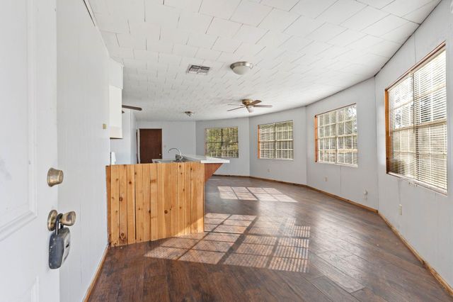 2 Tejas Street, Huntsville, TX 77320