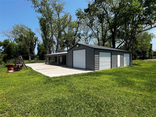 1074 W Taylor Lake Circle, Livingston, TX 77351