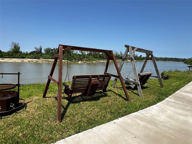1074 W Taylor Lake Circle, Livingston, TX 77351