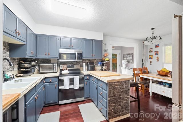 6333 Round Hill Road, Charlotte, NC 28211