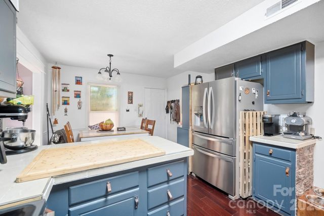 6333 Round Hill Road, Charlotte, NC 28211