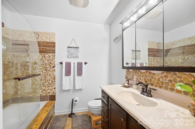 6333 Round Hill Road, Charlotte, NC 28211