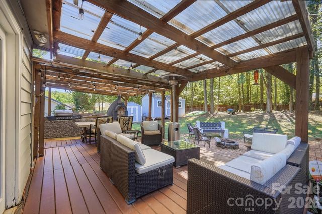 6333 Round Hill Road, Charlotte, NC 28211