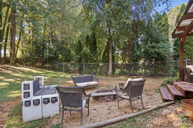 6333 Round Hill Road, Charlotte, NC 28211