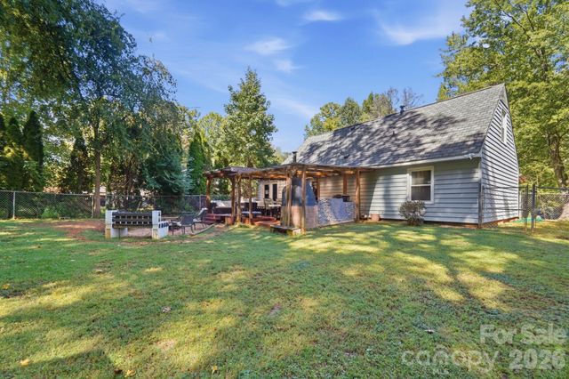 6333 Round Hill Road, Charlotte, NC 28211