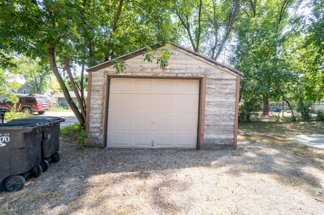 915 College Street N, Fargo, ND 58102