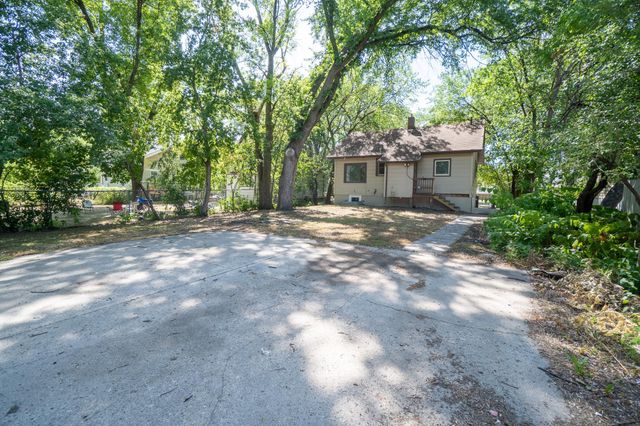 915 College Street N, Fargo, ND 58102