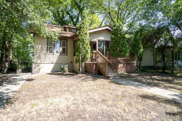 915 College Street N, Fargo, ND 58102