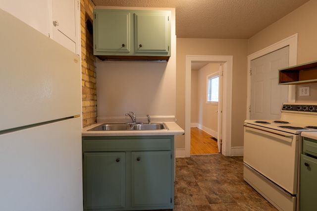 915 College Street N, Fargo, ND 58102