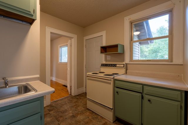 915 College Street N, Fargo, ND 58102