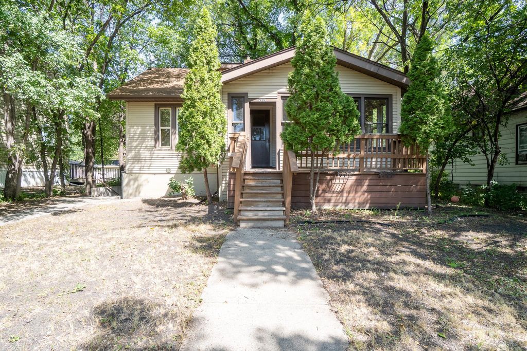 915 College Street N, Fargo, ND 58102