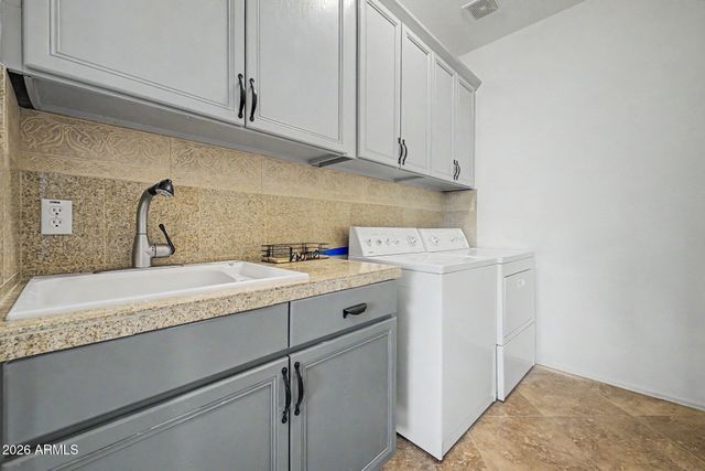 8801 W PALMAIRE Avenue, Glendale, AZ 85305