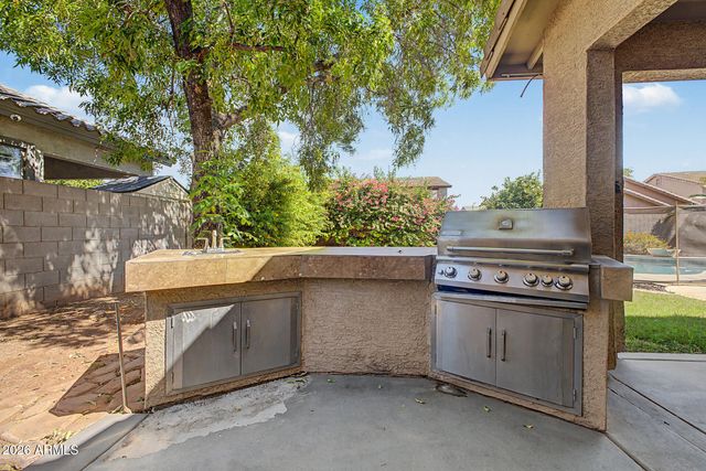 8801 W PALMAIRE Avenue, Glendale, AZ 85305