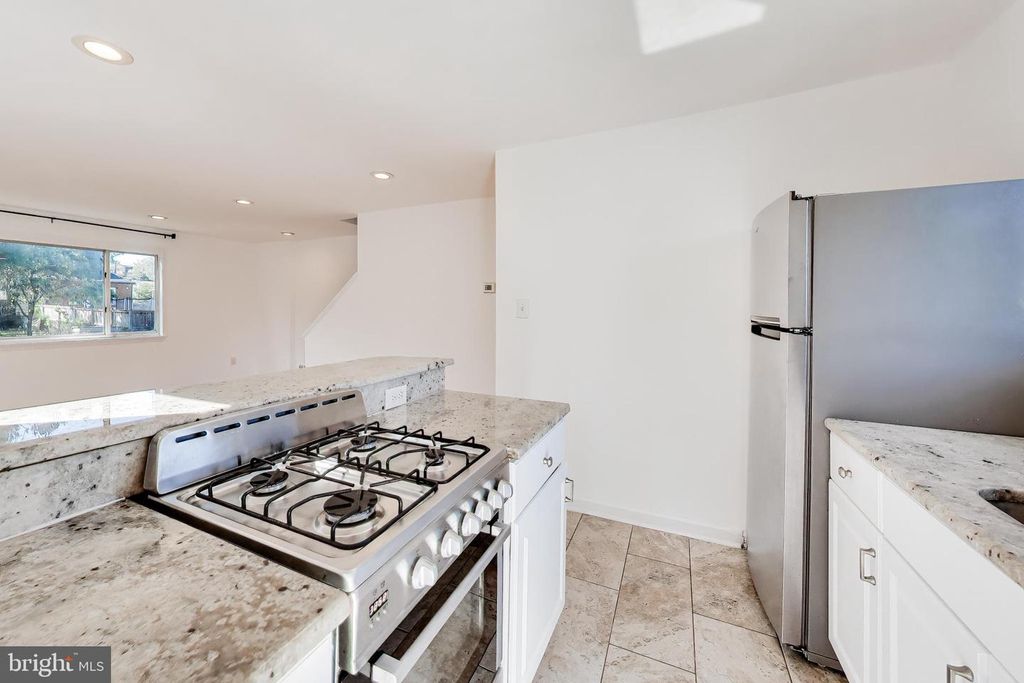 Image 10 of property listing at 637 MAURY AVE, Oxon Hill, MD 20745