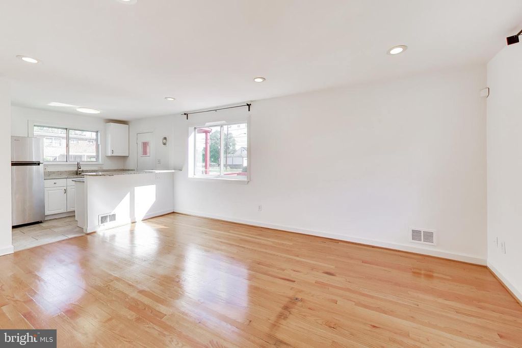 Image 6 of property listing at 637 MAURY AVE, Oxon Hill, MD 20745