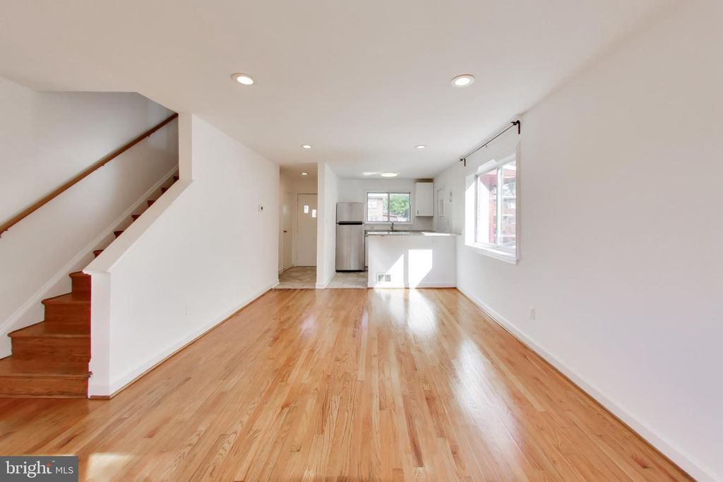 Image 7 of property listing at 637 MAURY AVE, Oxon Hill, MD 20745