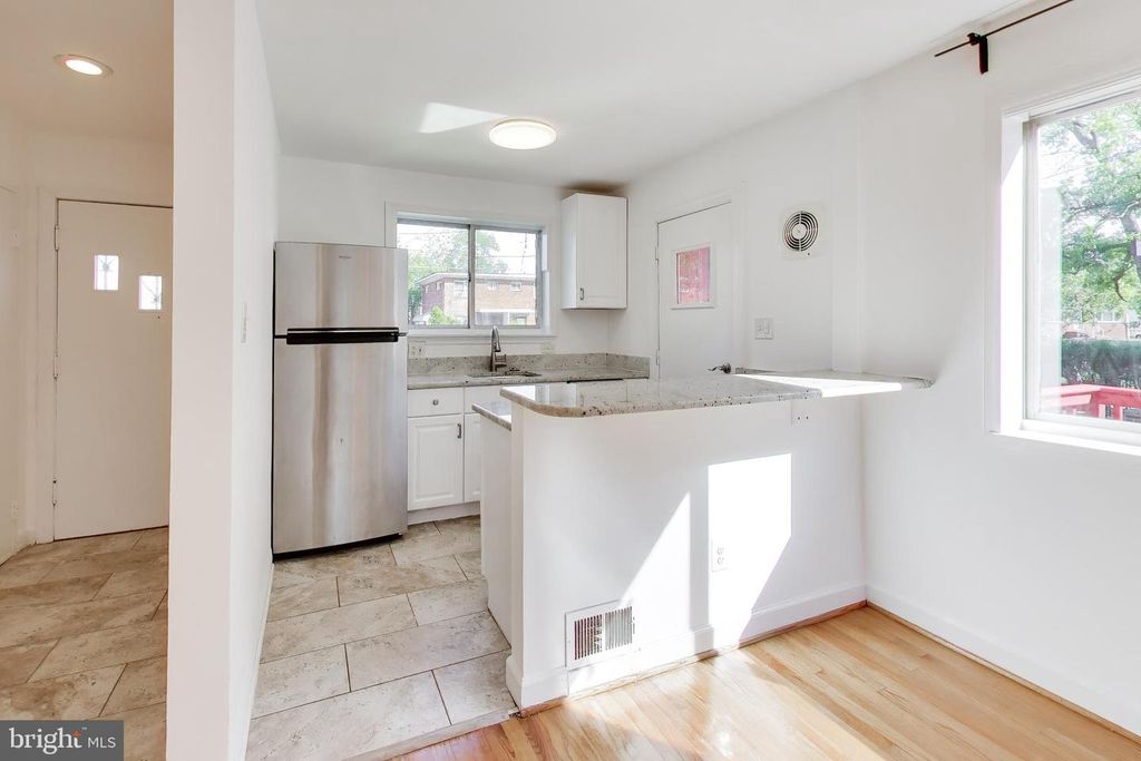 Image 8 of property listing at 637 MAURY AVE, Oxon Hill, MD 20745