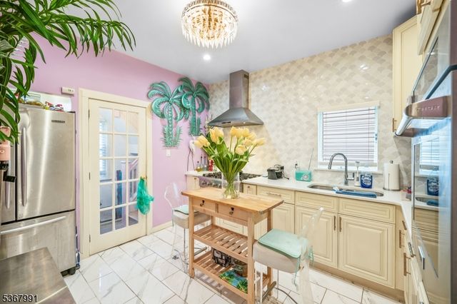 281 S Burnett St, East Orange City, NJ 07018