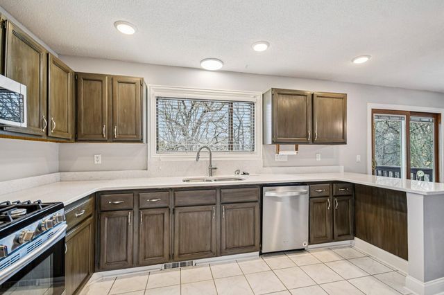9545 Garrison Way, Eden Prairie, MN 55347