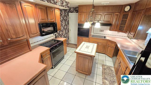 3203 Parkview Drive, Whitehall Twp, PA 18052