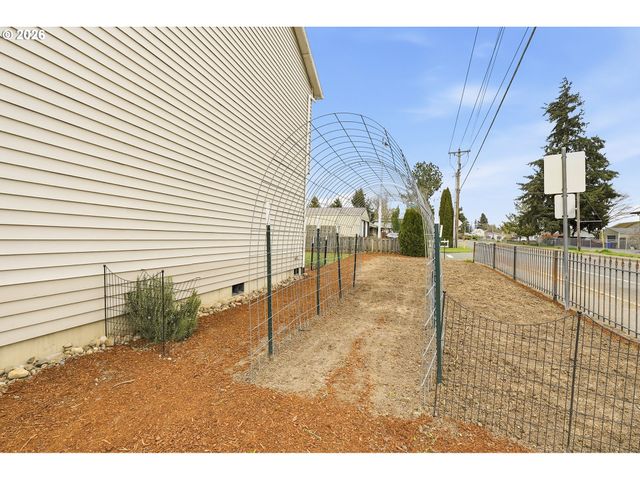 641 Mary Dr, Molalla, OR 97038