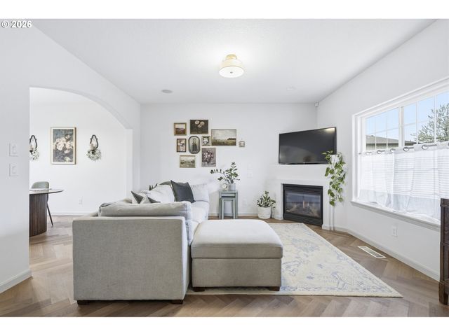 641 Mary Dr, Molalla, OR 97038