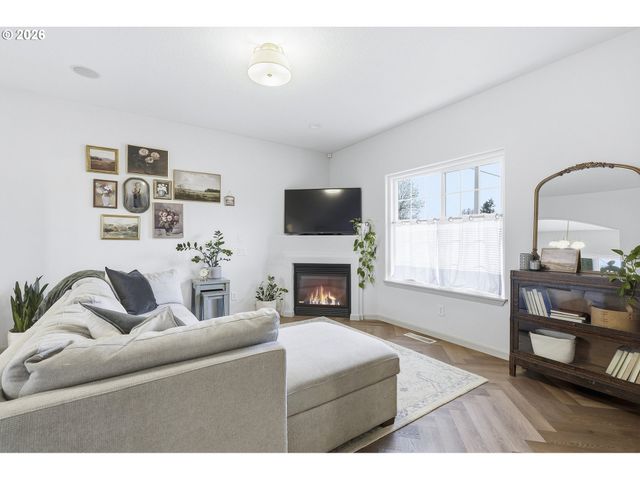 641 Mary Dr, Molalla, OR 97038